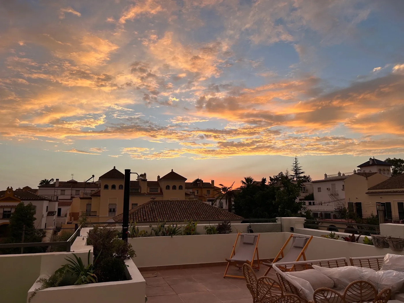 Atardecer sobre los tejados de Huelva desde el rooftop del hotel