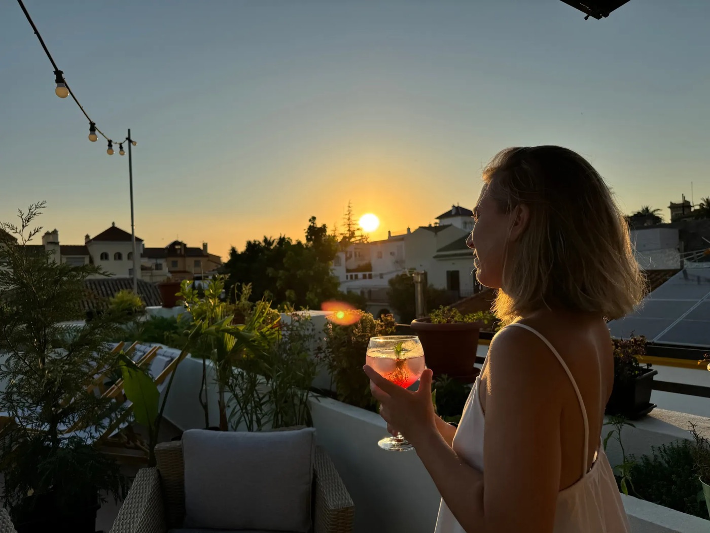 Una copa al atardecer en el rooftop